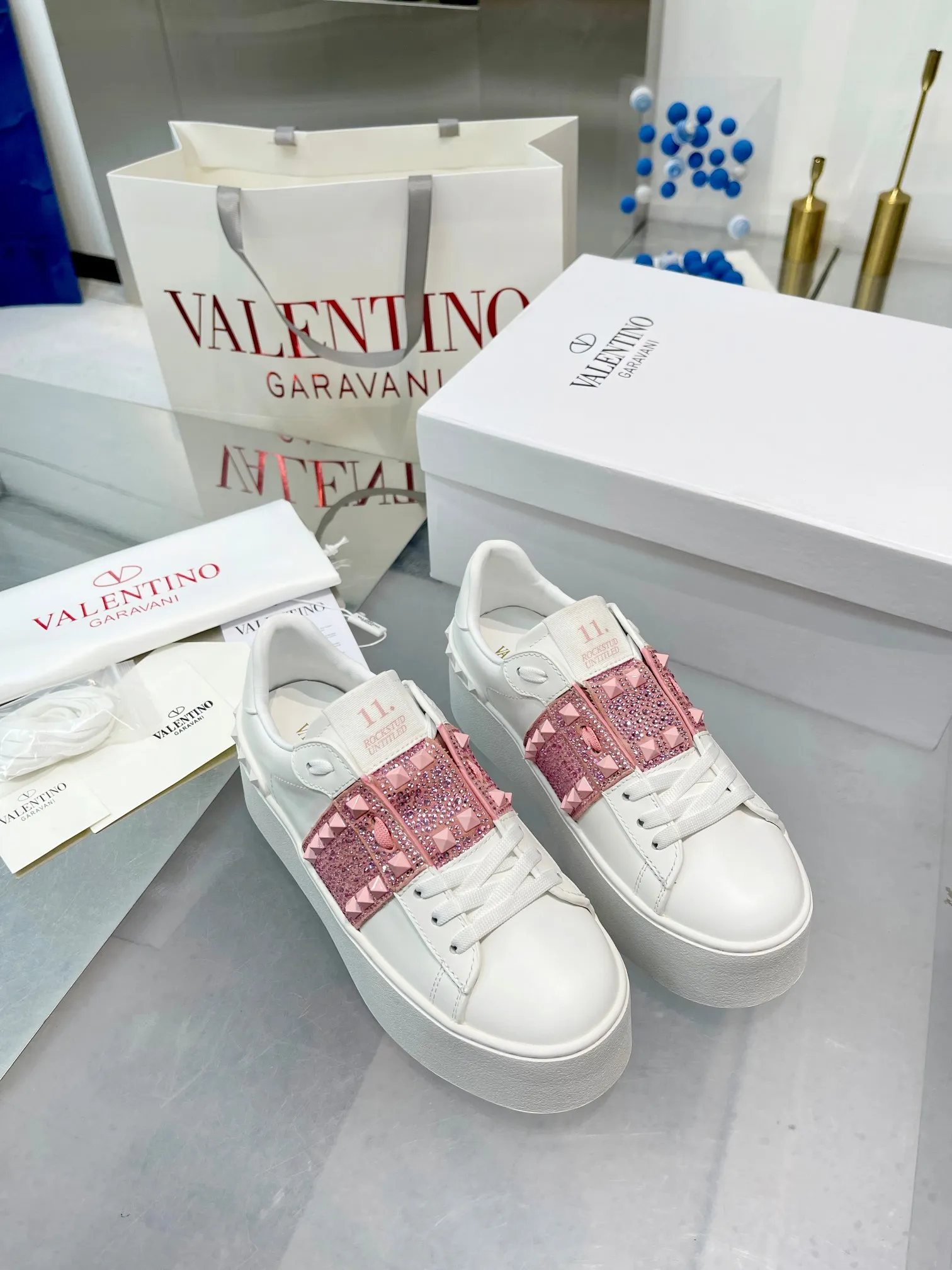 👟👟Ex-factory price 680👟👟 The latest thick-soled high version of Nujia Valentino Valentino 23ss spring and summer thick-soled rivet sports and casual shoes white shoes 2023 latest model hot-selling series hard to find after being launched in Japan Super hot classic rivet series with thick sole 6cm height increase Purchase the original version every detail is very exquisite🎁 Upper: silk cowhide splicing Lining: Cowhide lining Outsole: Original synchronized TPR outsole 6cm height increase Size: Female 35-41 (40.41 customized)